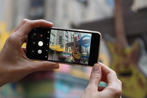 This smartphone can take pictures and let you play games at slot sites.