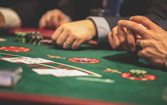 A man plays with his wedding ring while playing a game of blackjack and remembers that bonus funds are separate from those hes deposited into his casino account