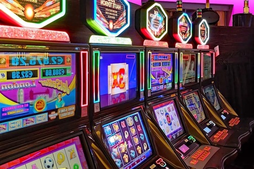 Five empty neon slot machines is something you wont find at the top online slot sites